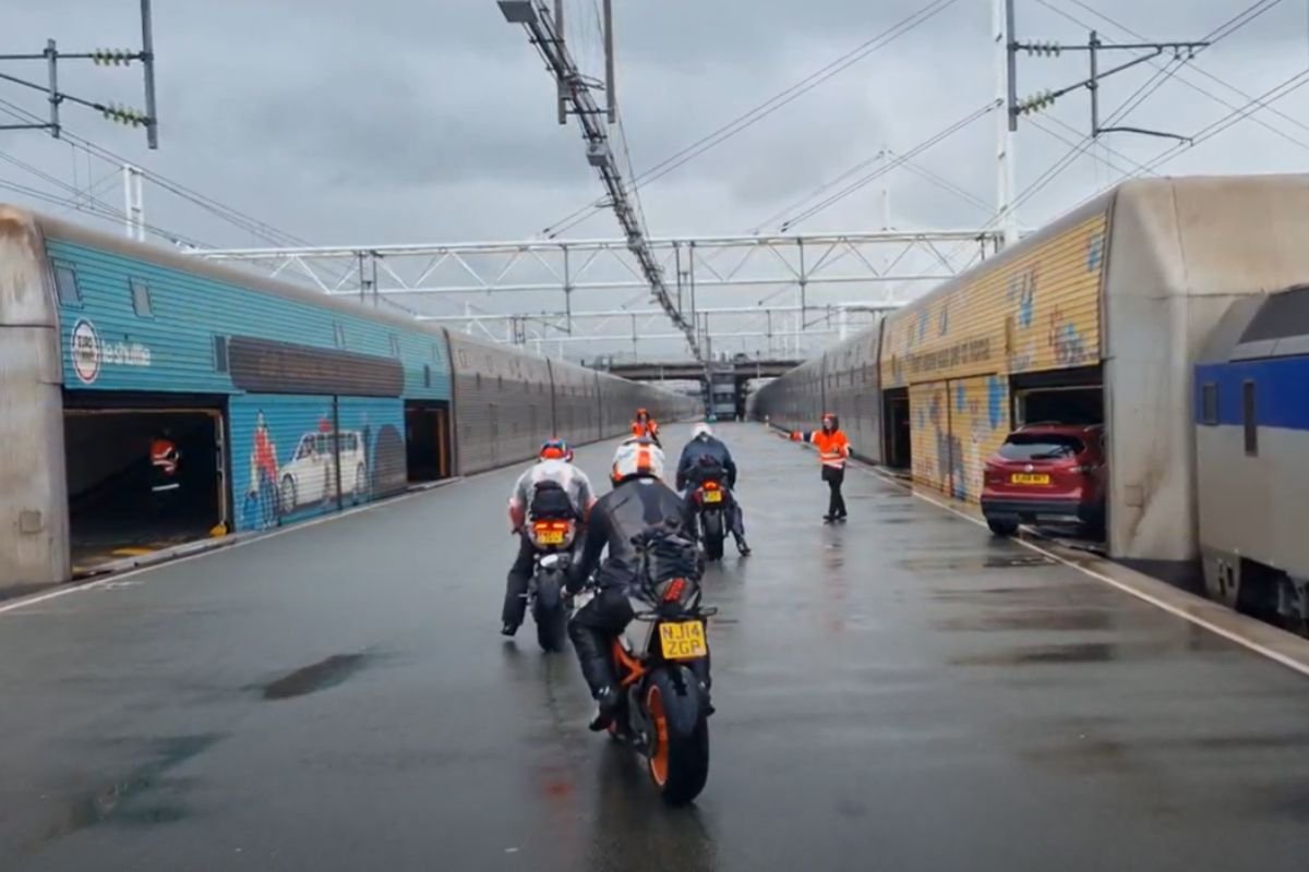 Moto dans le tunnel sous la Manche