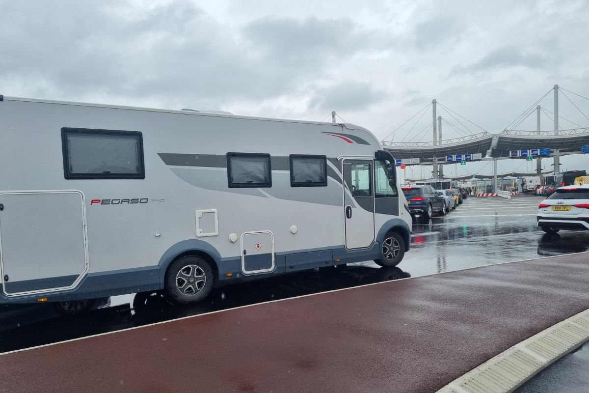 Camping-car et caravane dans le tunnel sous la Manche