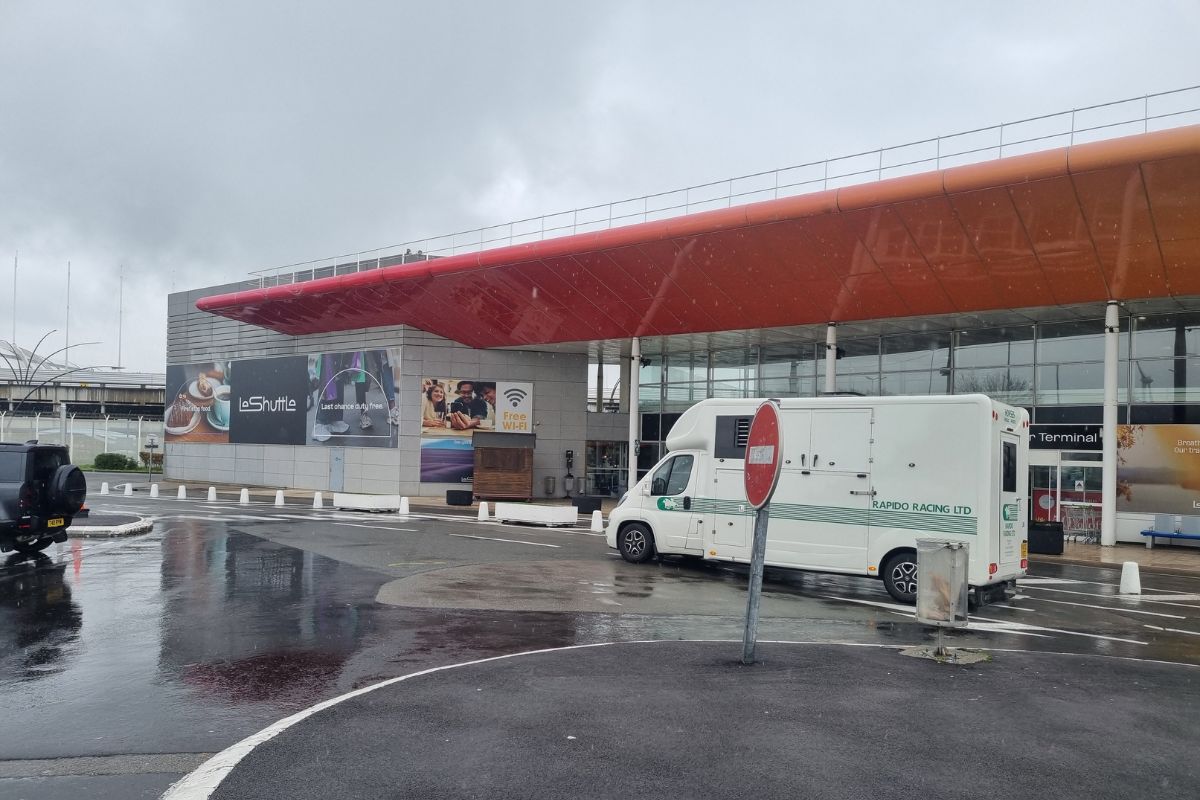 Caravane embarquant dans le tunnel sous la Manche avec LeShuttle