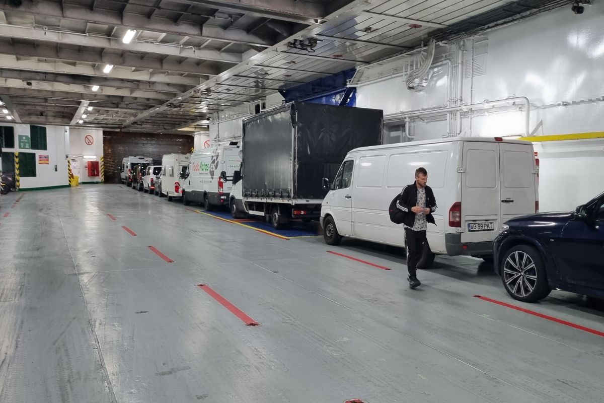 Caravane chargee sur un ferry vers l'Angleterre, l'alternative au tunnel sous la Manche