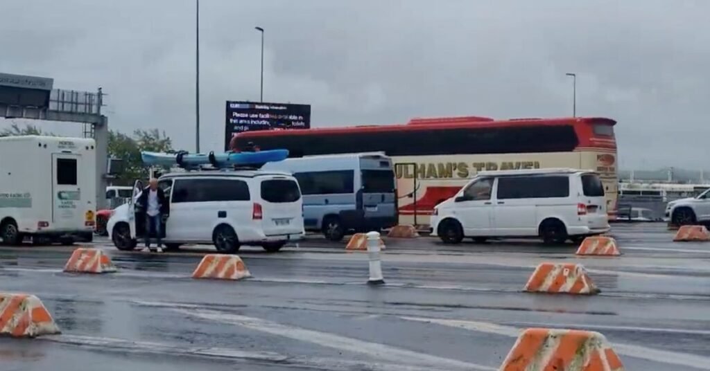 Bus dans la file d'attente à l'Eurotunnel