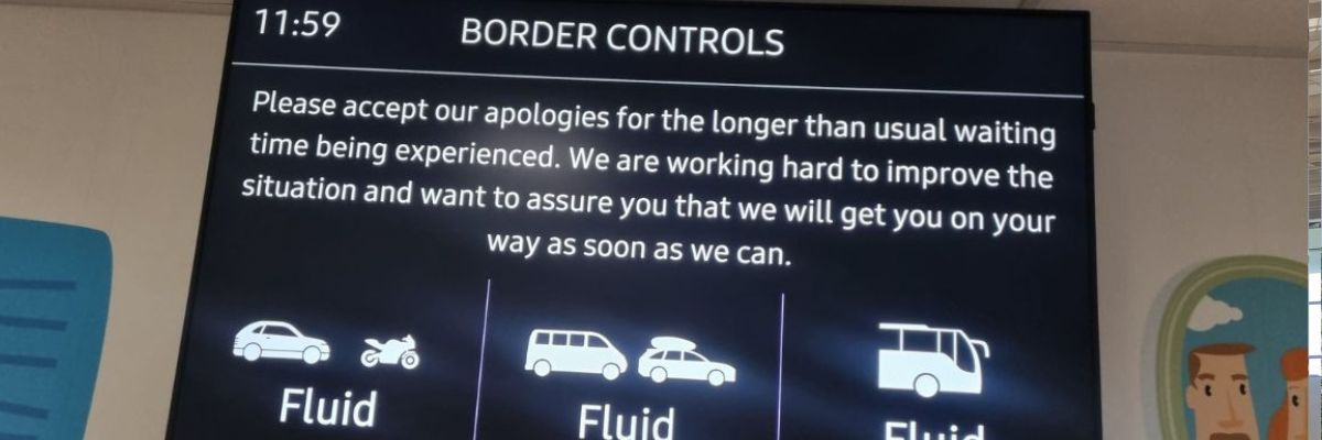 Controles ETA a la frontiere du terminal Eurotunnel pour entrer en Angleterre