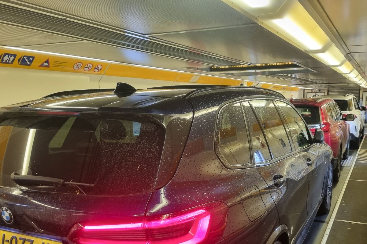 Voiture dans le tunnel sous la Manche