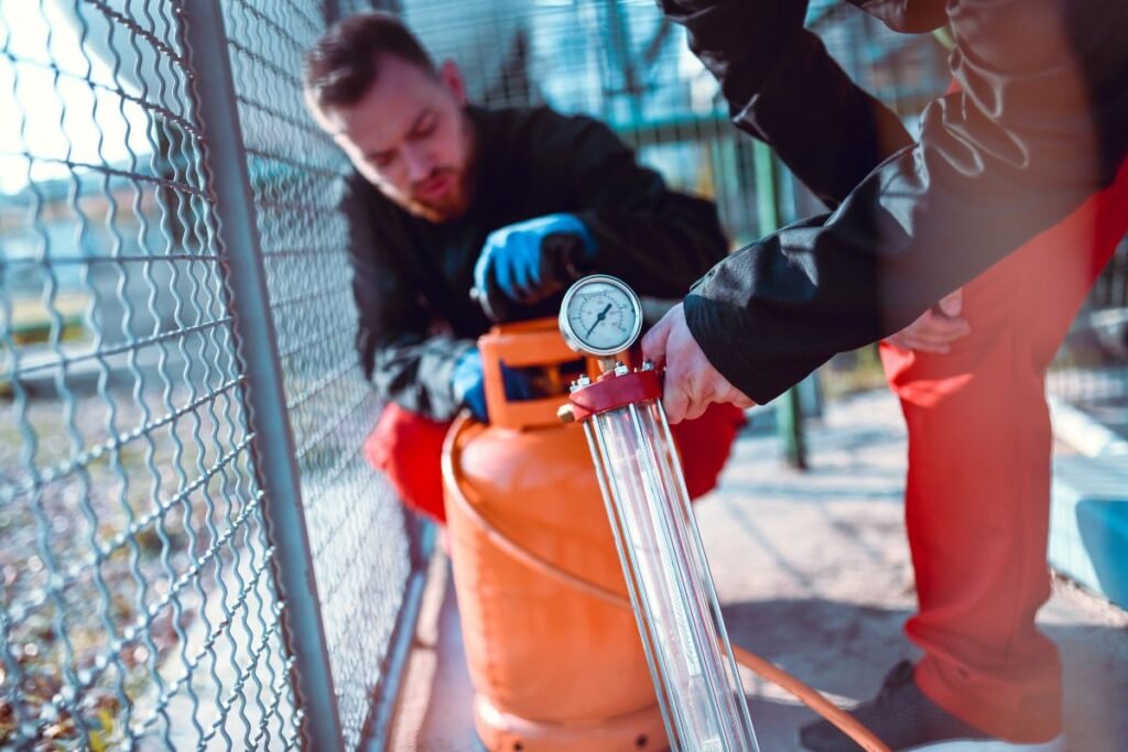 Les bouteilles de gaz sont vérifiées avant le départ