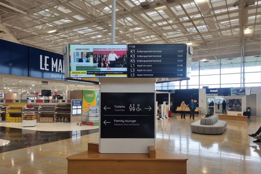 Les horaires de départ de LeShuttle Eurotunnel sont affichés dans le terminal.