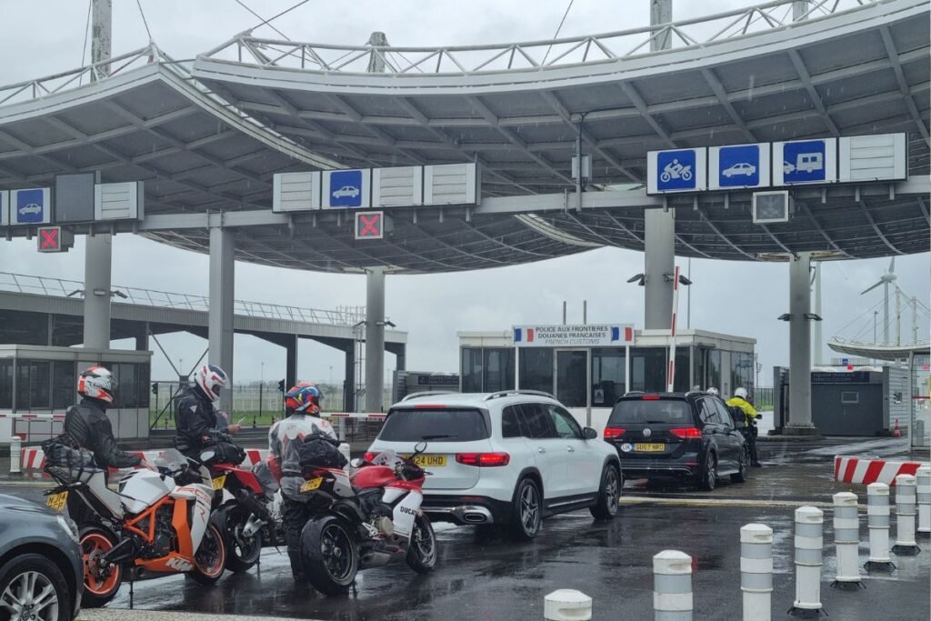 contrôle des passeports au terminal de Calais