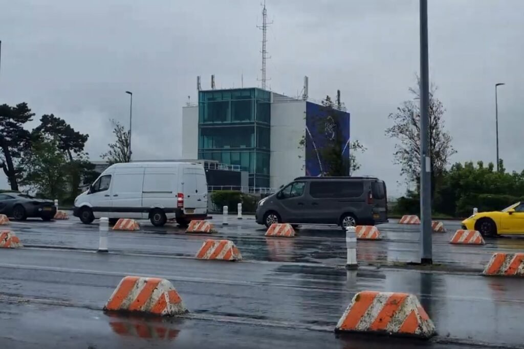 file de camions sur le terminal Eurotunnel de Calais en attente d'embarquement