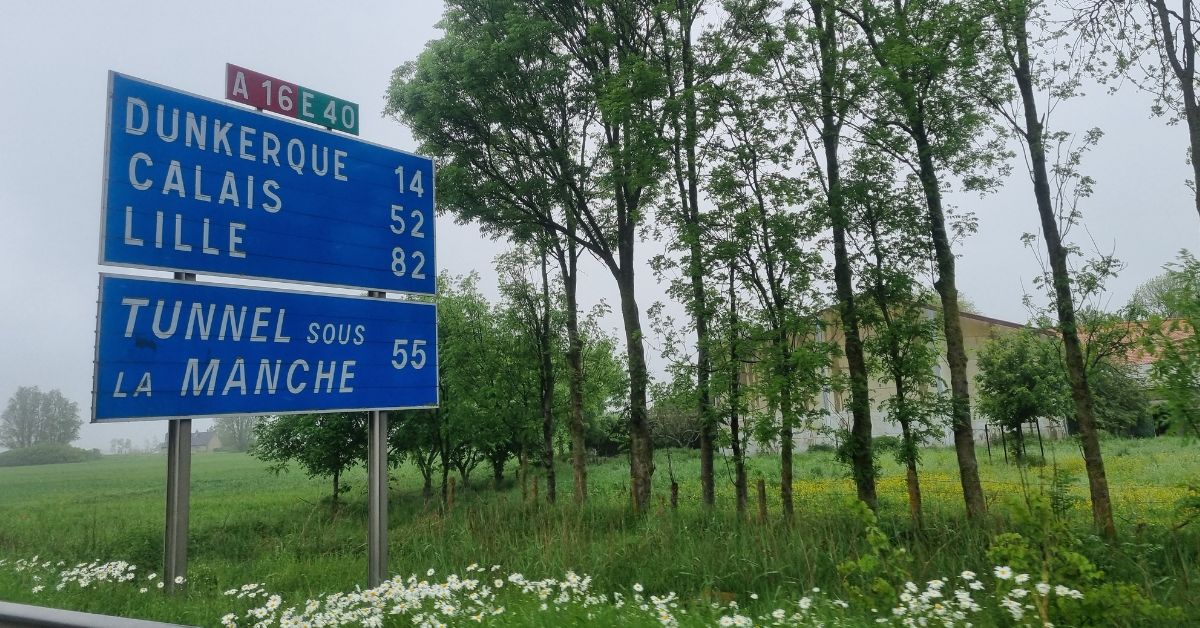 Panneau autoroutier sortie 42 sur l'A16 vers le terminal Eurotunnel de Calais
