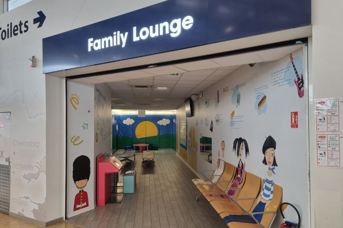 Salon familial du terminal LeShuttle de Folkestone avec espace detente pour les voyageurs