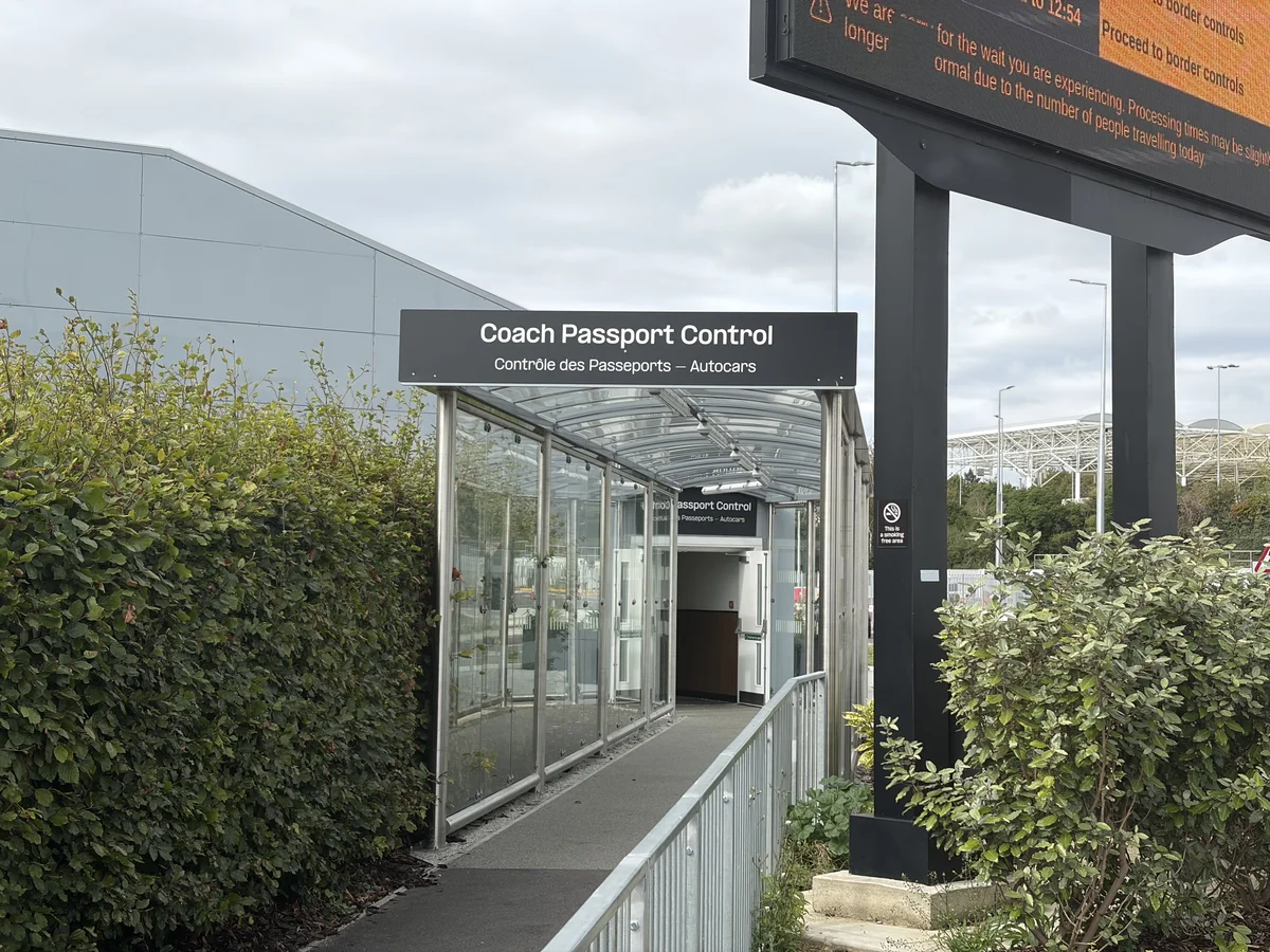 Bâtiment de contrôle des passeports pour les autocars au terminal Eurotunnel