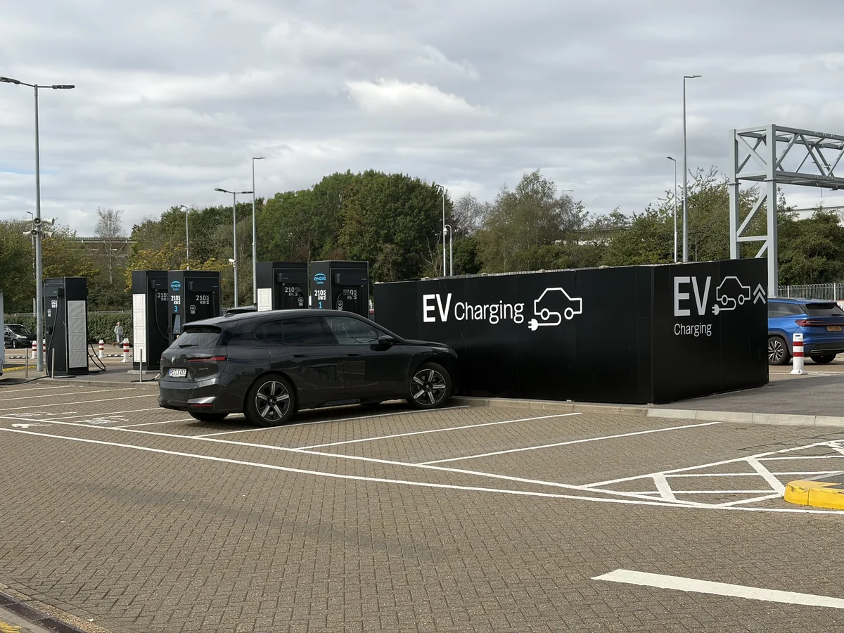 Bornes de recharge pour voiture électrique au terminal Eurotunnel avant la traversée