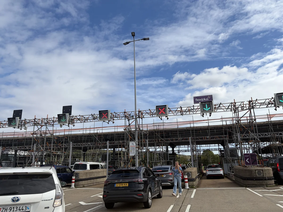 File de voitures aux bornes d'enregistrement du terminal Eurotunnel avant la navette LeShuttle