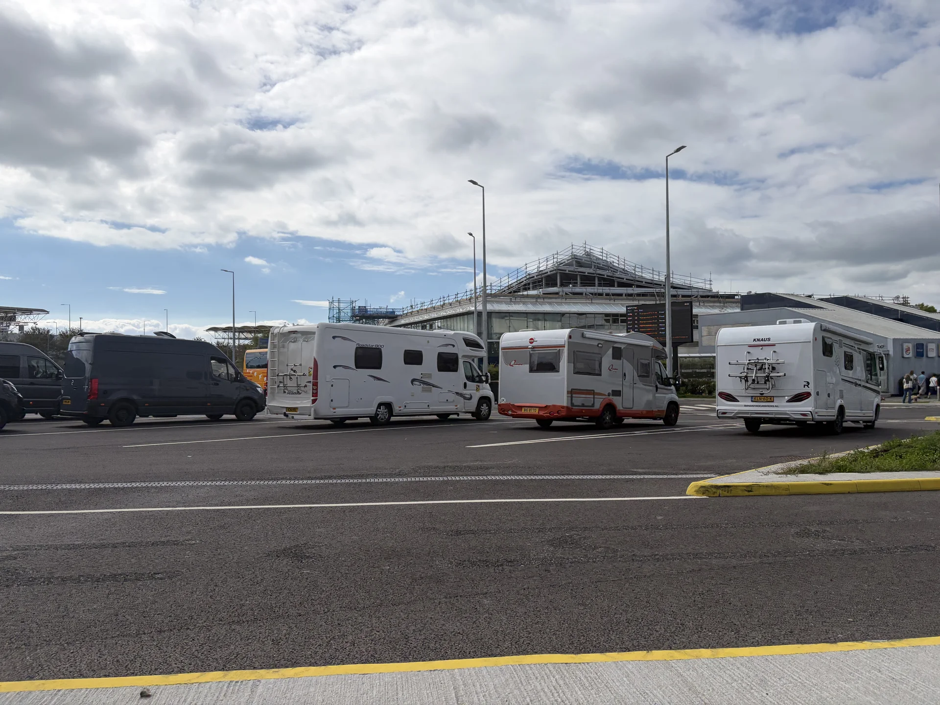 Camping-cars dans les files d'attente du terminal Eurotunnel de Calais