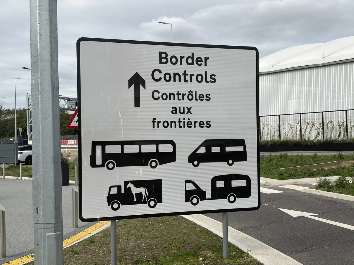 Contrôles frontaliers et douane au terminal Eurotunnel de Calais, avant le tunnel sous la Manche