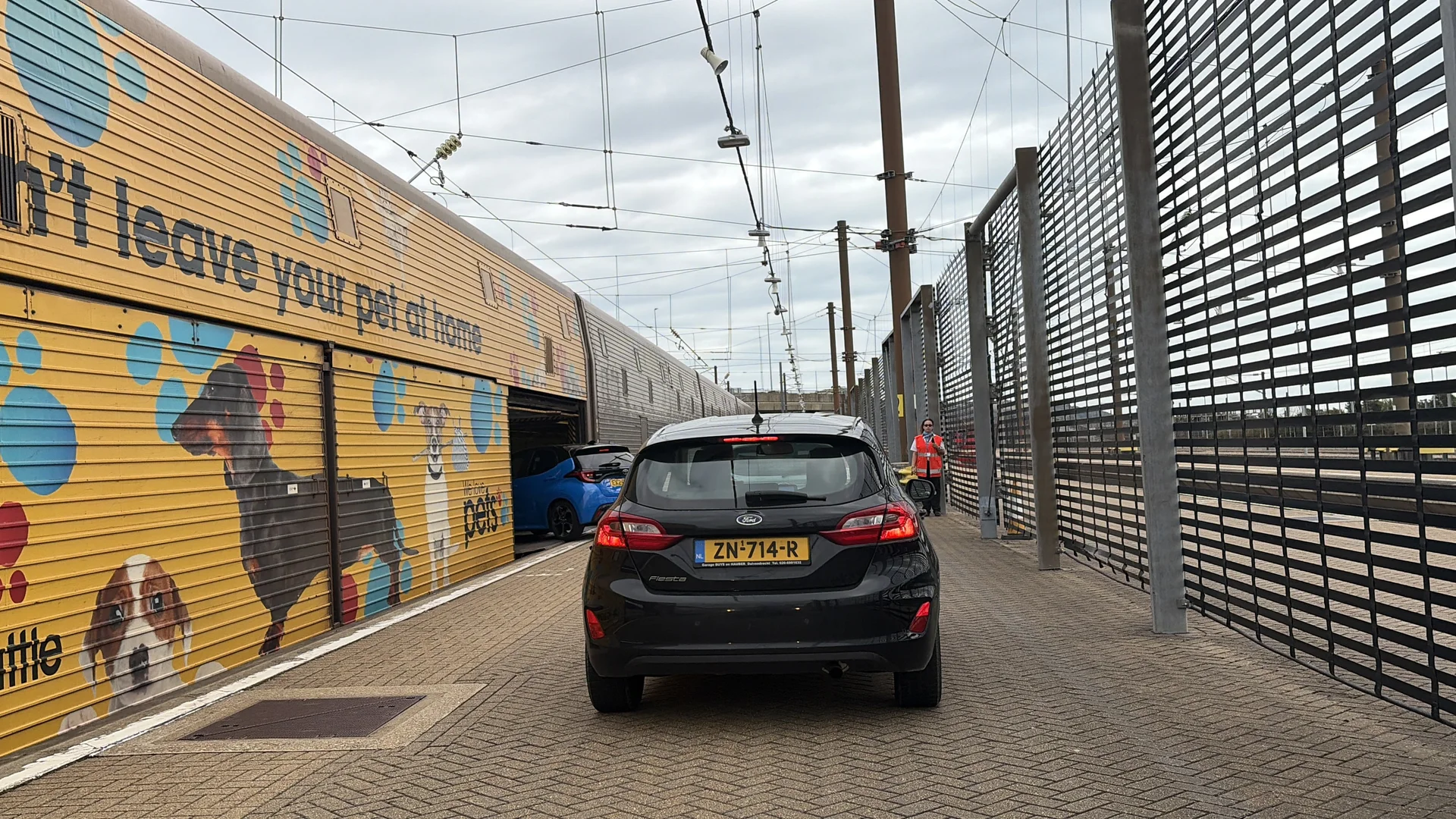 Voiture qui embarque dans la navette LeShuttle pour traverser le tunnel sous la Manche