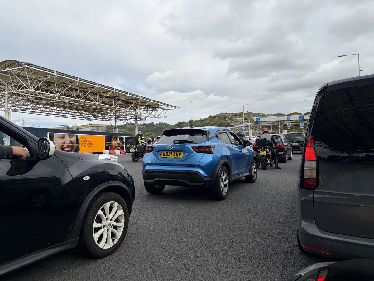 File d'attente au contrôle des passeports du terminal Eurotunnel, où l'ETA Angleterre est vérifiée