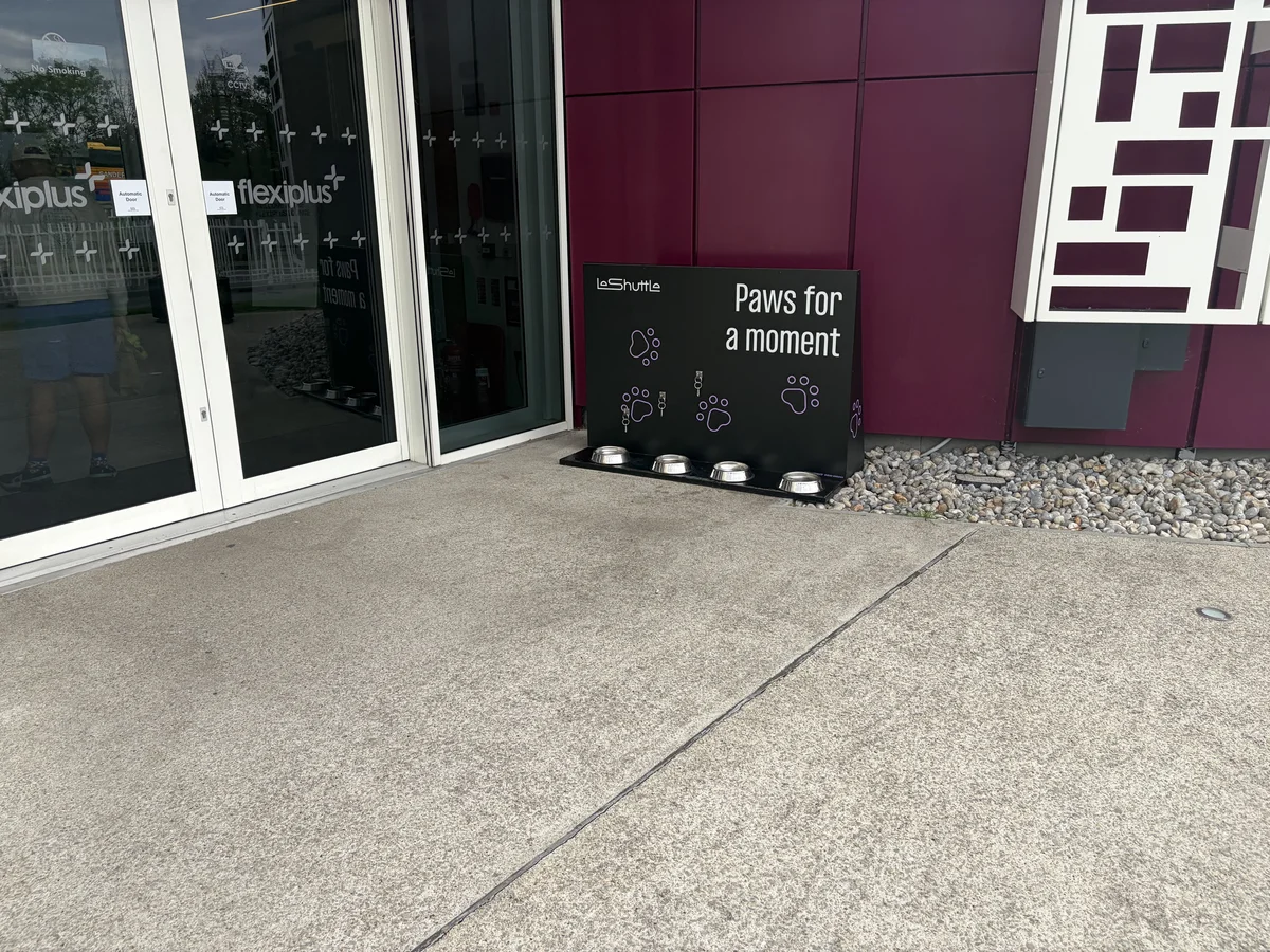 Gamelles pour chiens dans le salon Flexiplus du terminal Eurotunnel