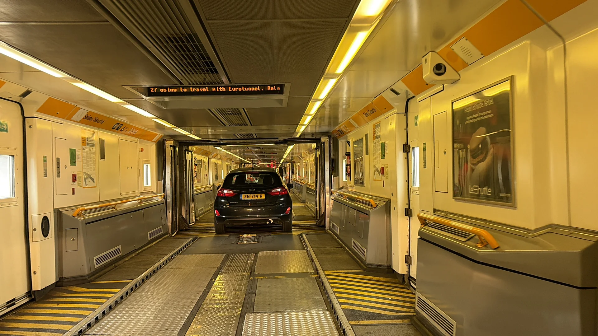 Intérieur de la navette LeShuttle avec les voitures à bord sous la Manche