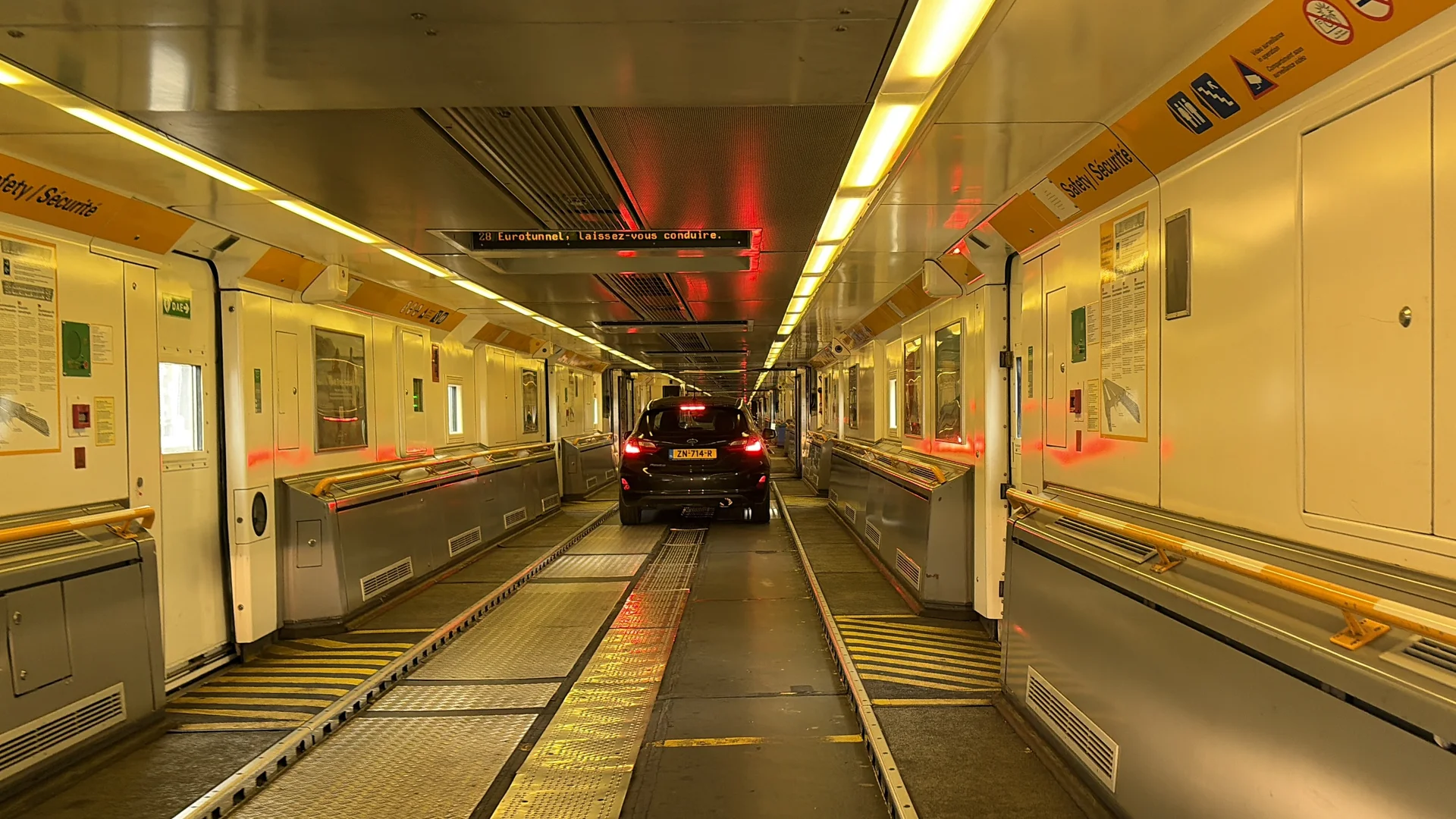 Intérieur d'un wagon de la navette LeShuttle avec une voiture à bord pendant la traversée du tunnel sous la Manche