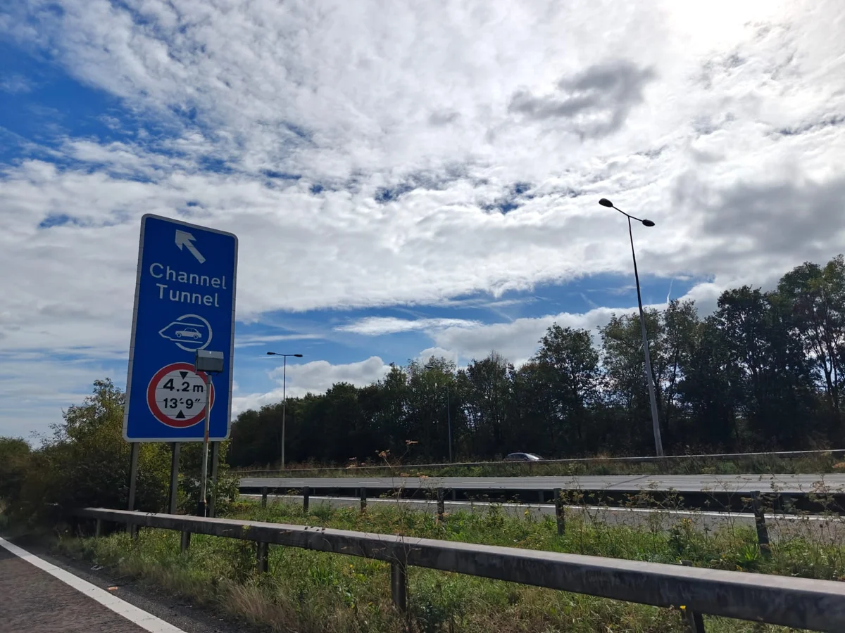 Panneau de limitation de hauteur pour caravanes et camping-cars au terminal Eurotunnel