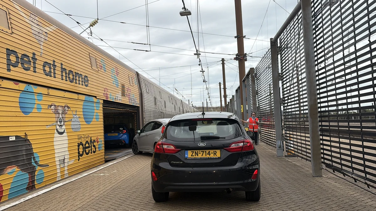 Voiture montant à bord de la navette LeShuttle par la rampe, tunnel sous la Manche