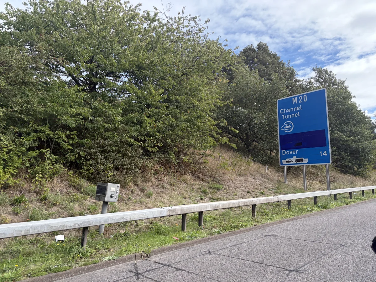 Panneau de l'autoroute M20 en Angleterre indiquant le tunnel sous la Manche et Douvres