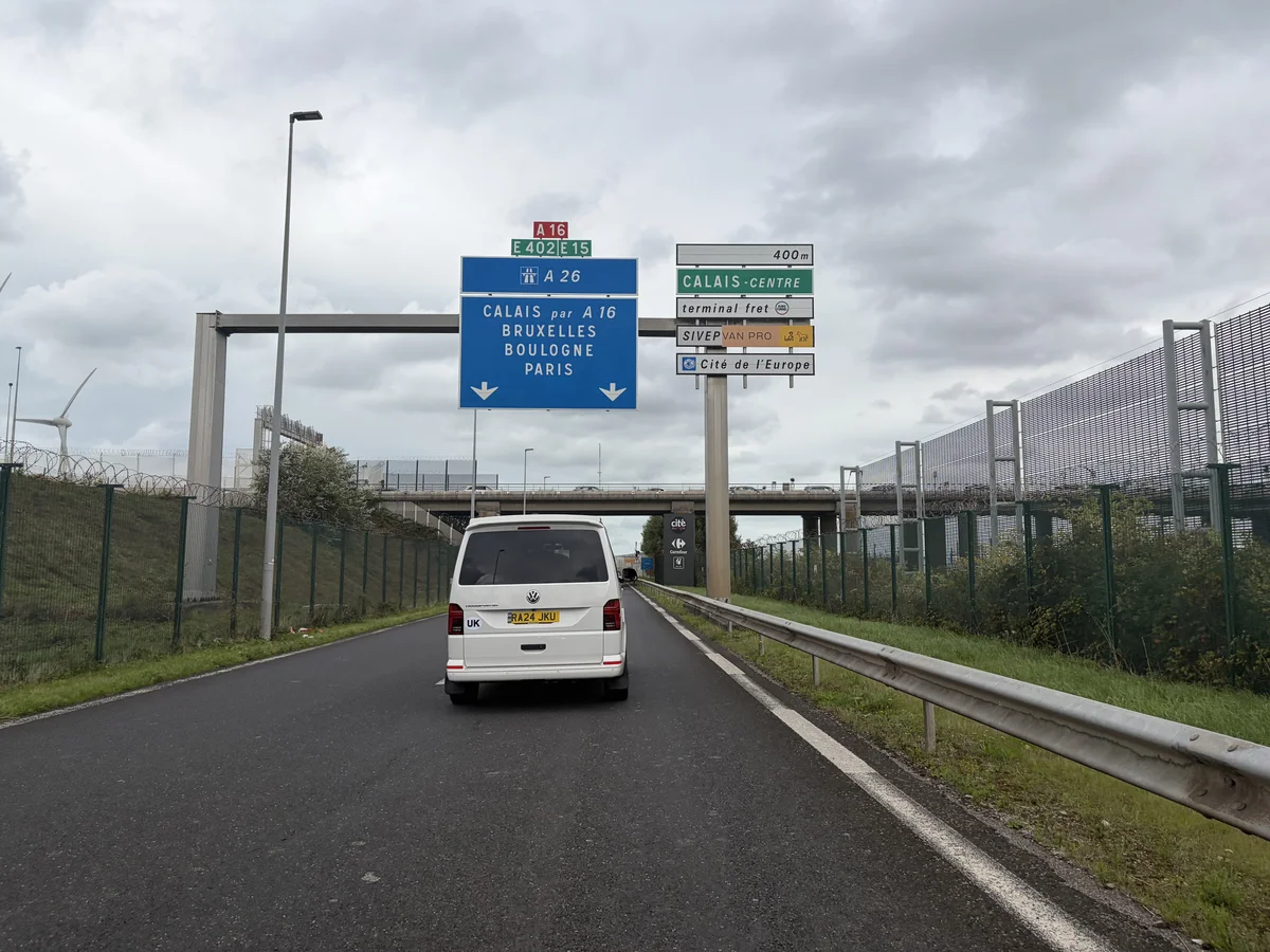 Panneaux A16 et A26 à la sortie du terminal de Calais-Coquelles