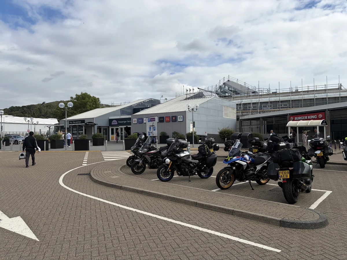 Motos garées au terminal Eurotunnel de Folkestone avant la traversée du tunnel sous la Manche