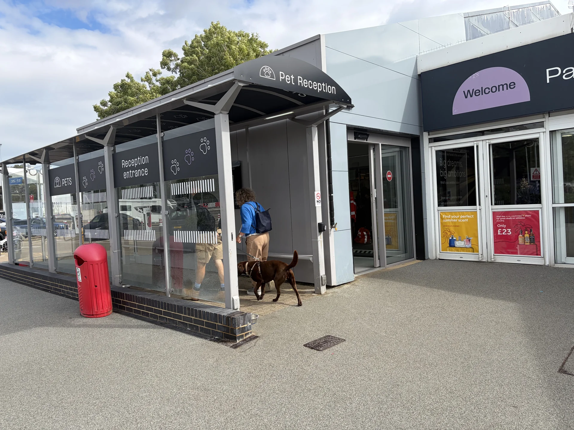 Contrôle d'un chien au Pet Reception du terminal Eurotunnel avant la traversée