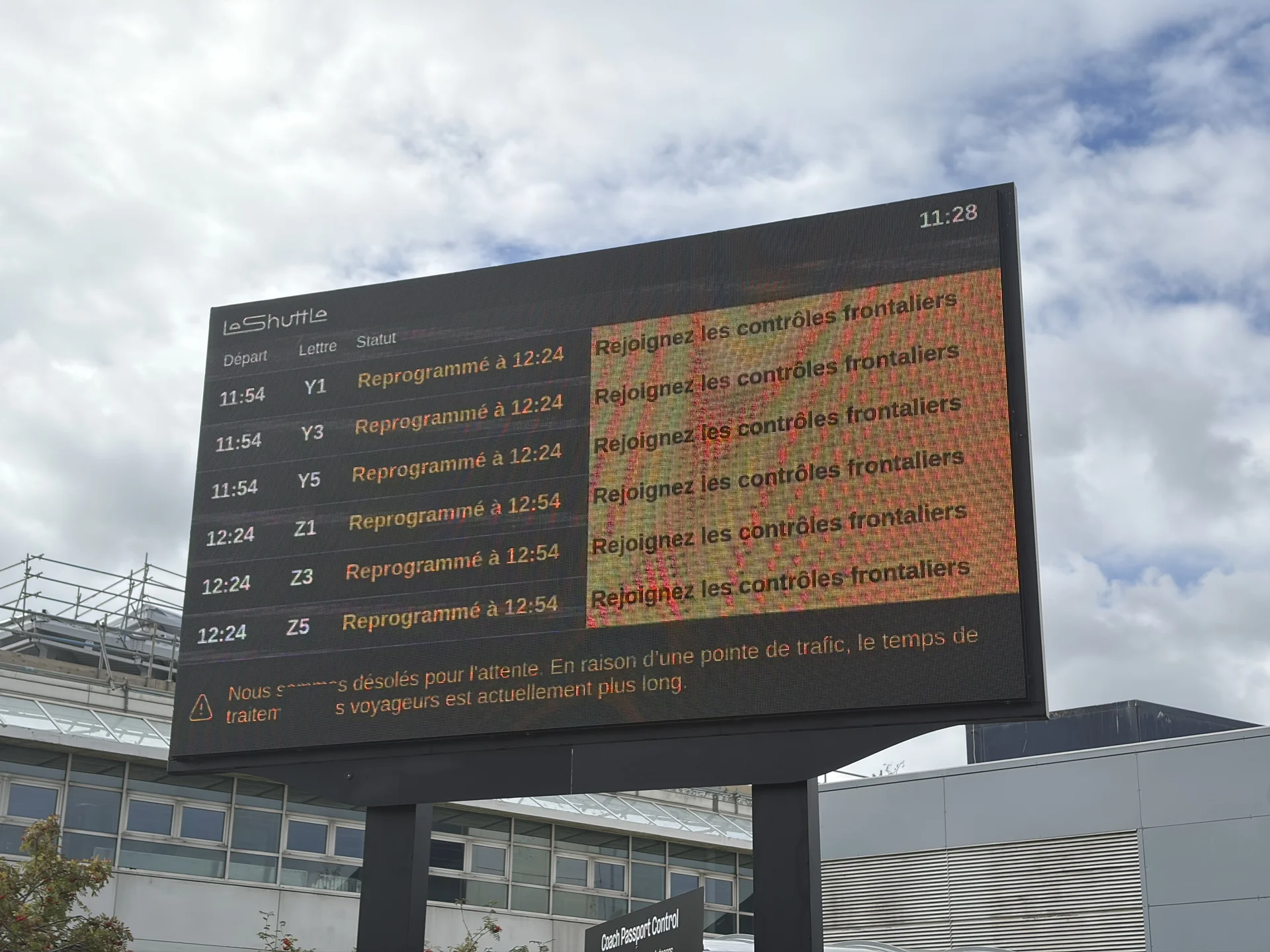 Tableau des départs Eurotunnel affichant les horaires des navettes LeShuttle au terminal