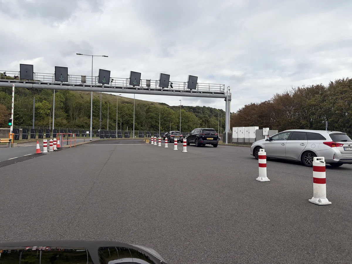 Voies d'embarquement du terminal Eurotunnel où les voitures attendent la navette LeShuttle