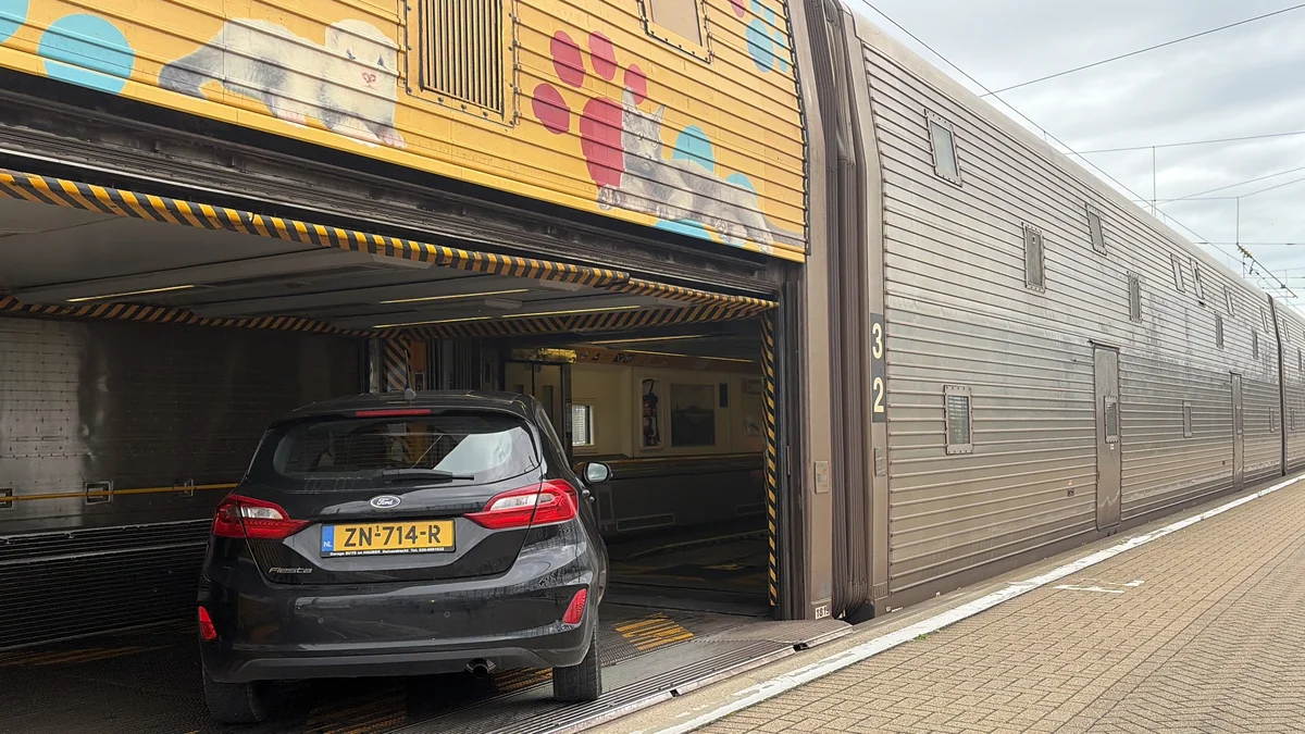 Voiture entrant dans un wagon double pont de la navette LeShuttle