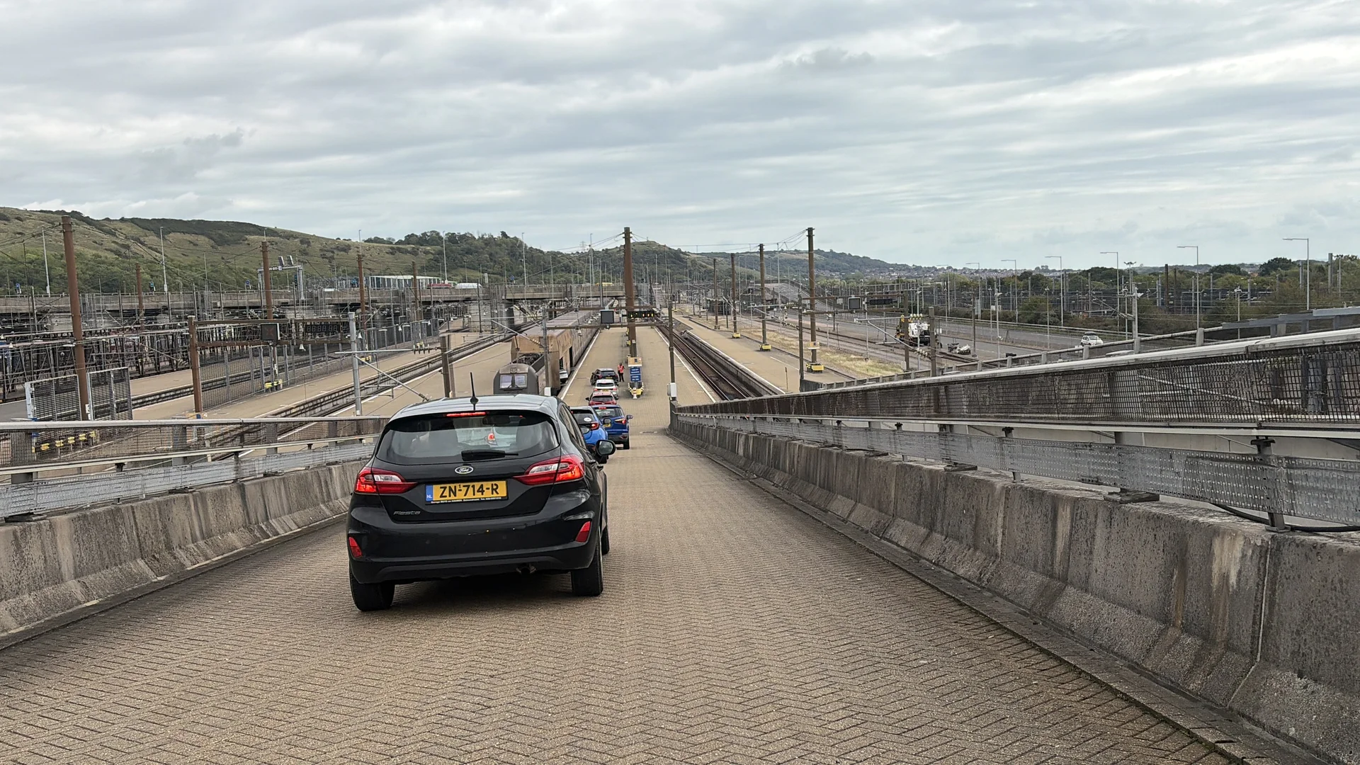 Voitures sur le quai d'embarquement de la navette LeShuttle au terminal Eurotunnel de Calais